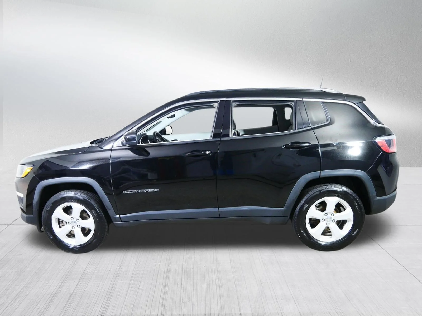 Used 2017 Diamond Black Crystal Pearlcoat Jeep Latitude image 4