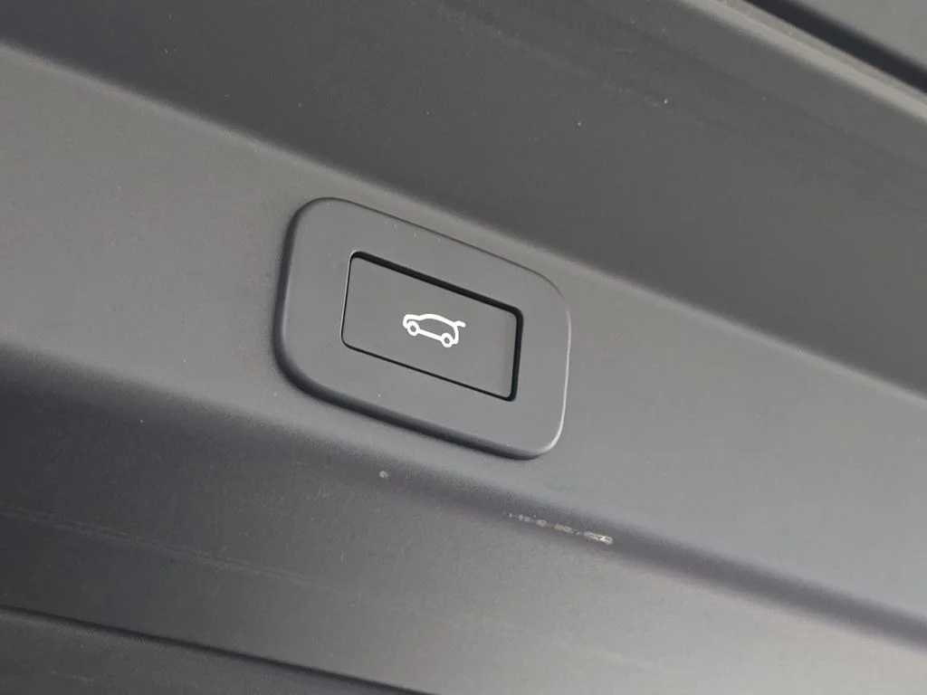 Used 2024 White Land Rover Dynamic SE image 31