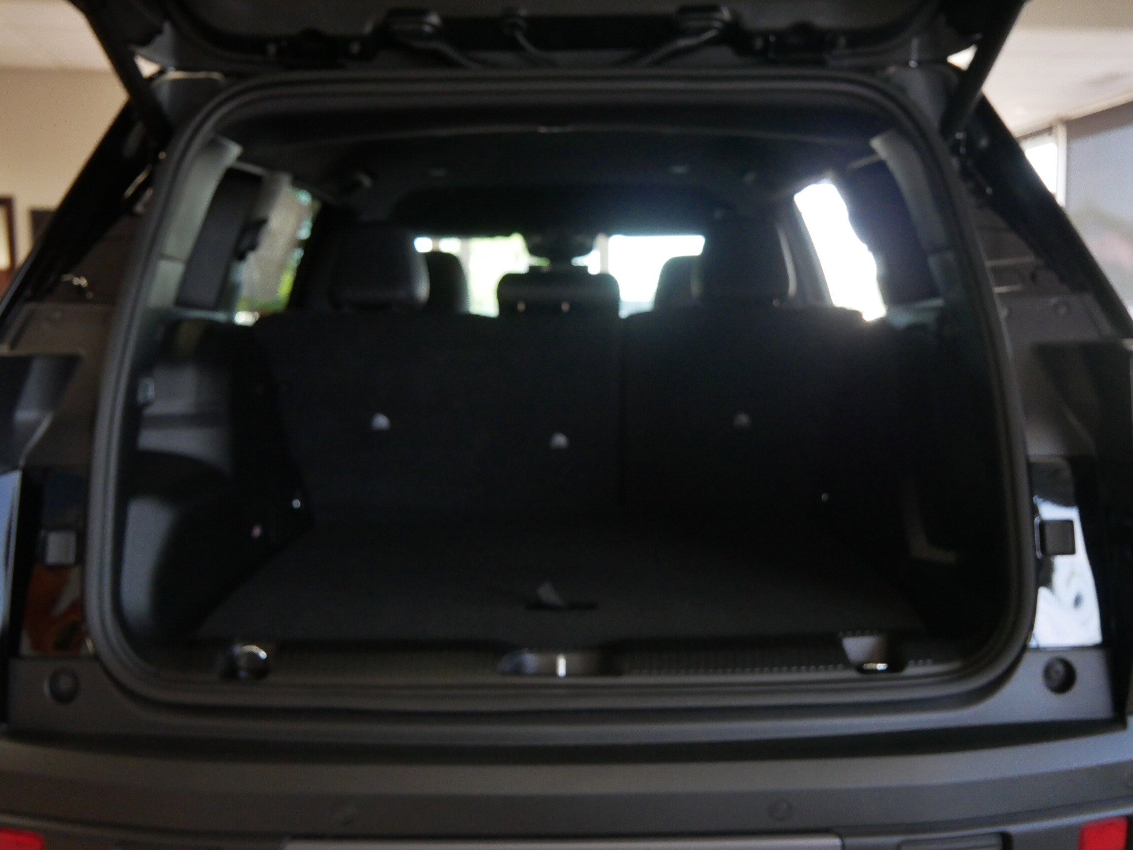 New 2026 Diamond Black Crystal Pearl-Coat Exterior Paint Jeep Limited image 4