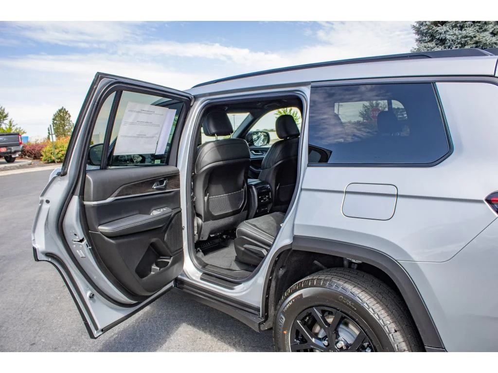 New 2026 Silver Zynith Exterior Paint Jeep Laredo Altitude image 15