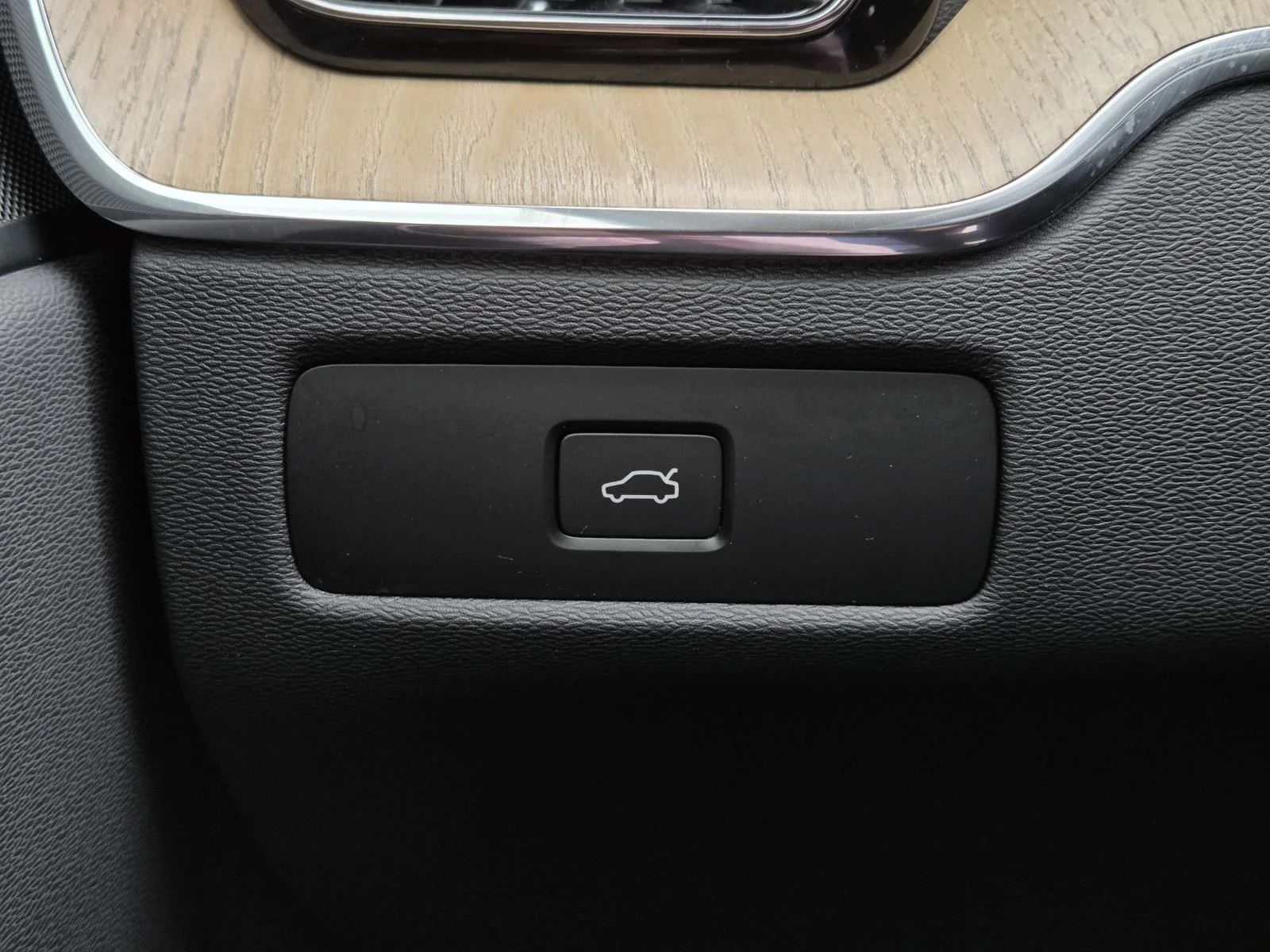 Certified Used 2026 Aurora Silver Volvo Plus image 25