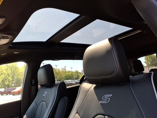 New 2027 Diamond Black Crystal Pearl-Coat Exterior Paint Chrysler Limited image 16