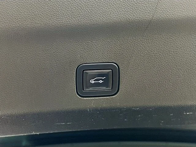 Used 2022 White Chevrolet LT image 27