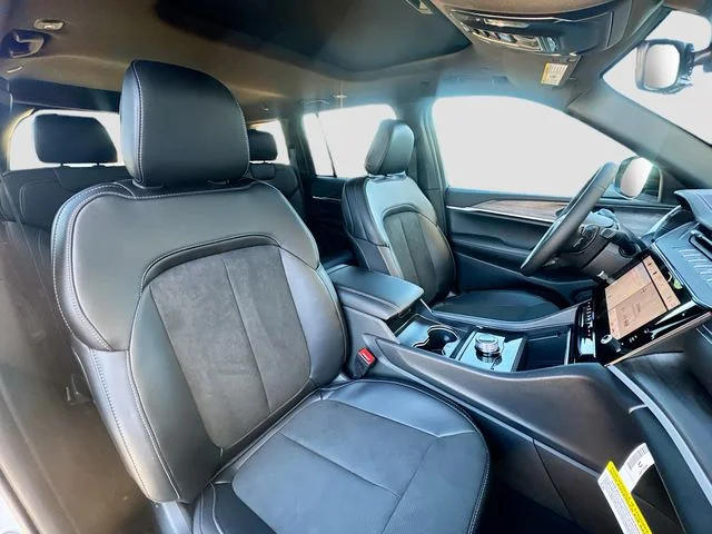 New 2026 Bright White Clear-Coat Exterior Paint Jeep Altitude image 33