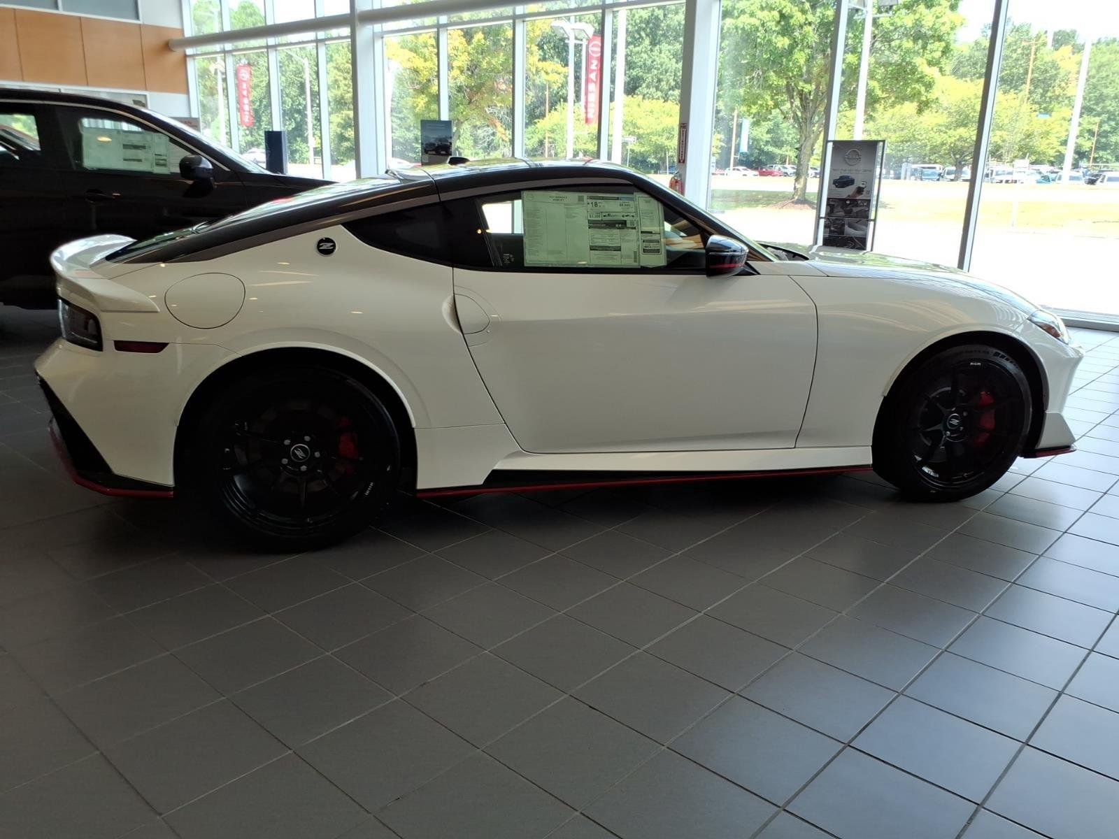 New 2027 Pearl White TriCoat / Super Black Two-tone Nissan NISMO® image 7
