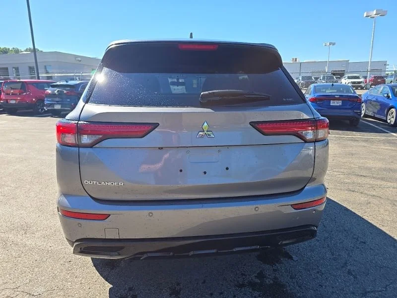 Used 2022  Mitsubishi SE image 6