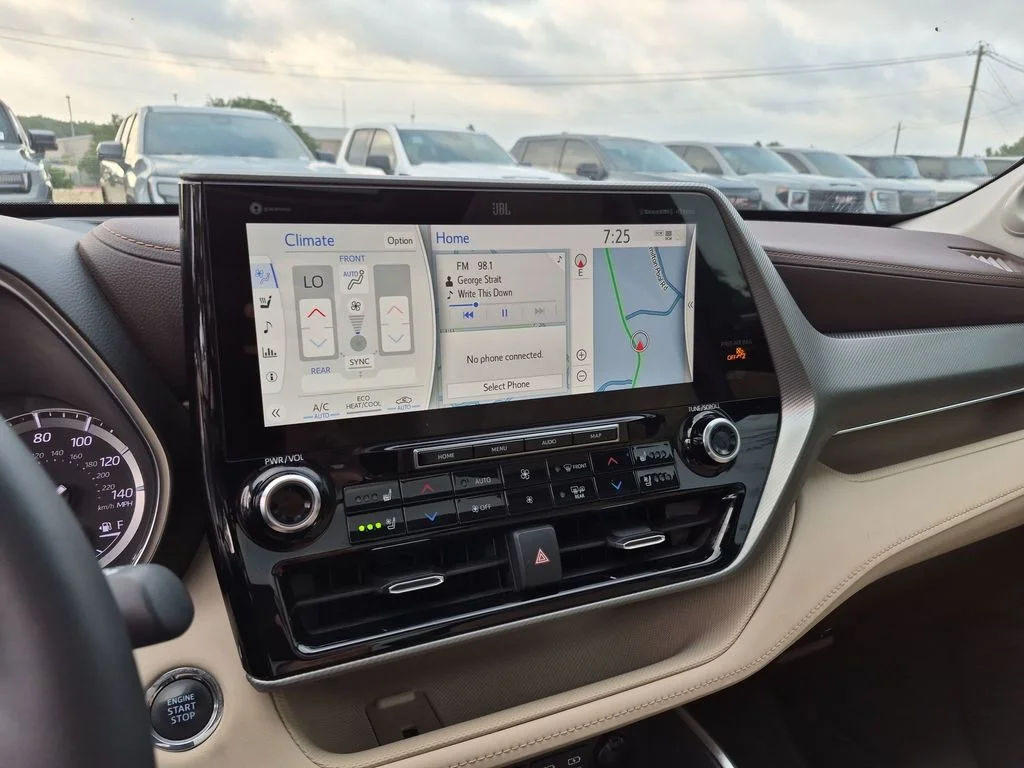 Used 2022  Toyota Platinum image 25
