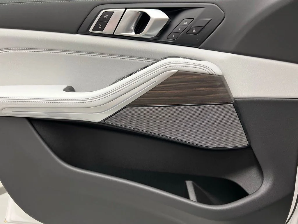 New 2026 Mineral White Metallic BMW xDrive40i image 20
