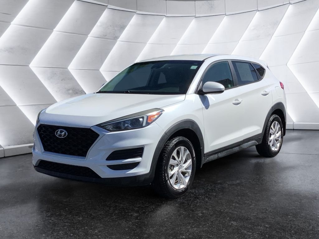 Used 2020 White Hyundai SE image 3