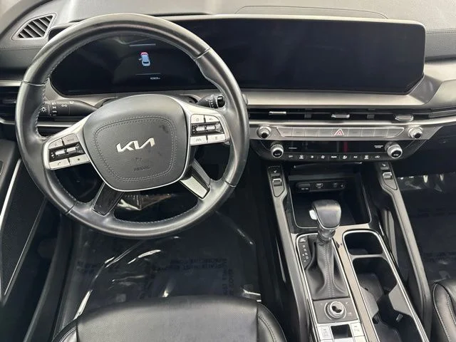 Used 2025 White Kia S image 24