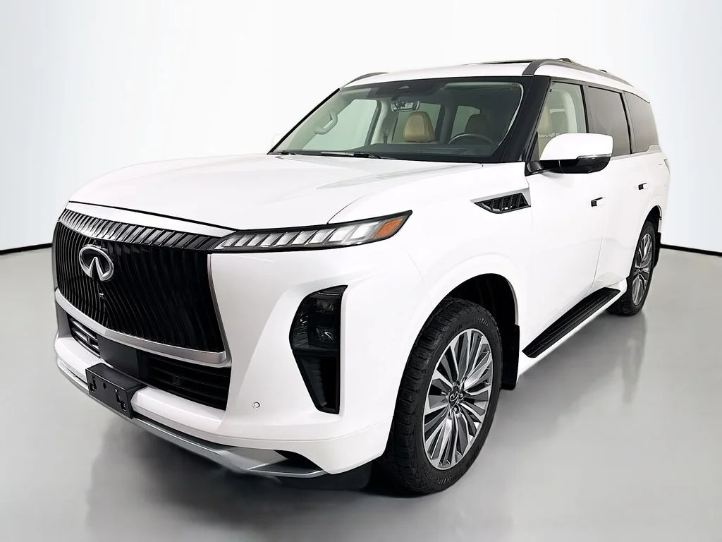 Used 2025 White INFINITI LUXE image 1