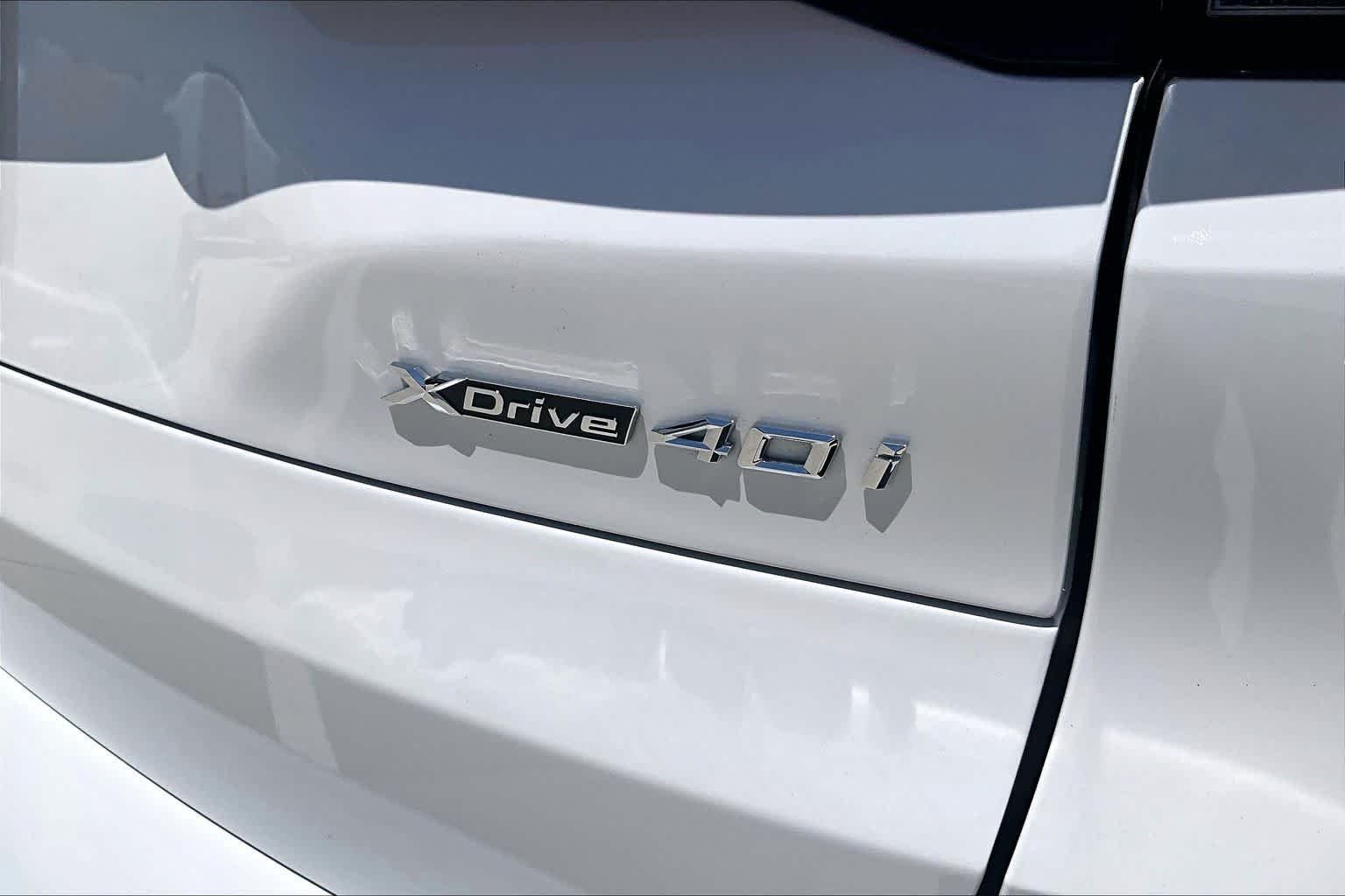 Used 2024 Mineral White Metallic BMW xDrive40i image 9
