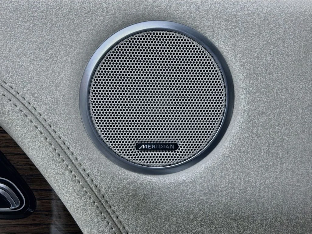Used 2022 White Land Rover Westminster image 19