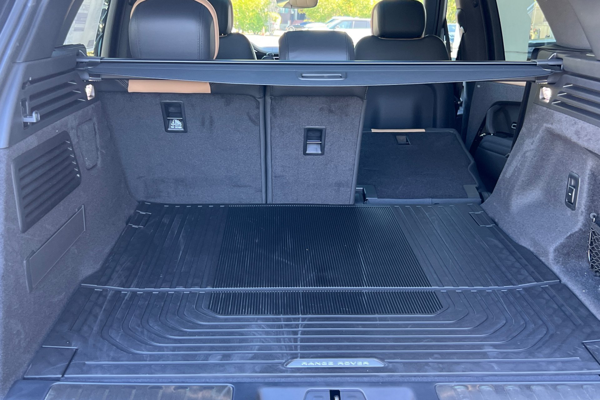 New 2026 Santorini Black Land Rover Dynamic SE image 18