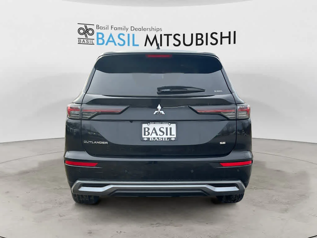 New 2026 Labrador Black Pearl Mitsubishi SE image 4