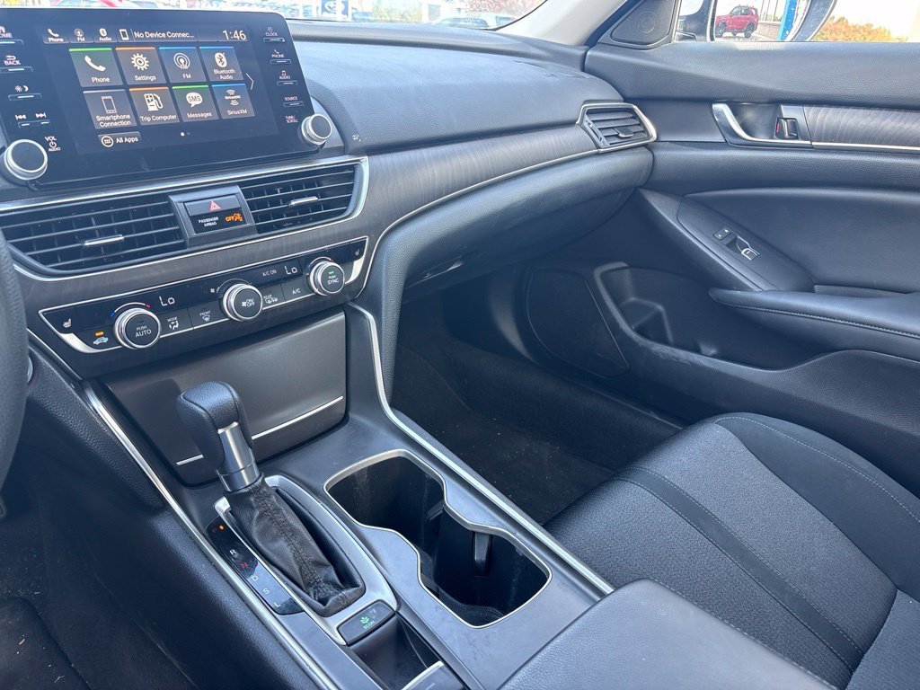 Used 2018 White Honda EX image 22
