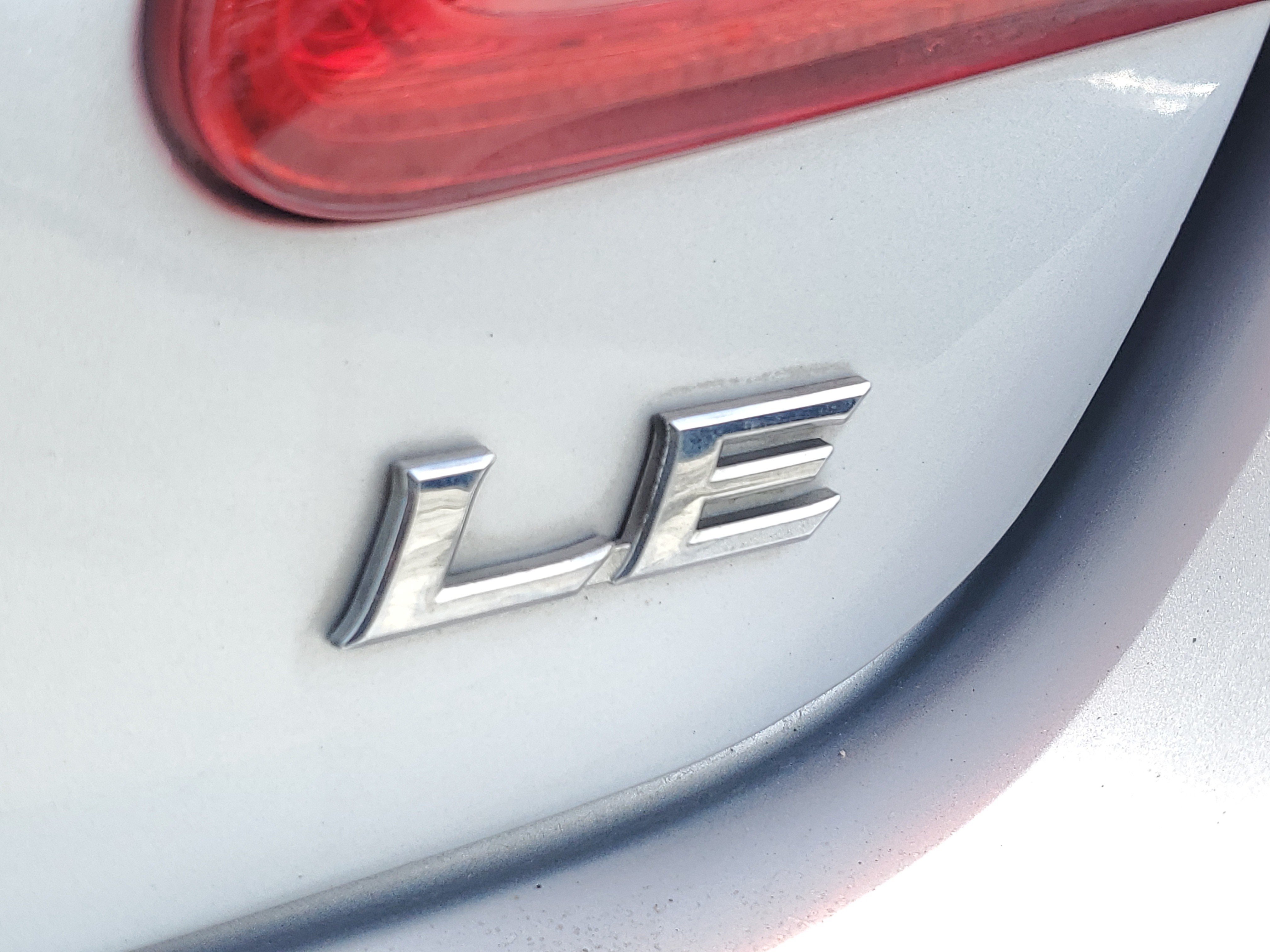 Used 2007 Silver Toyota LE image 8