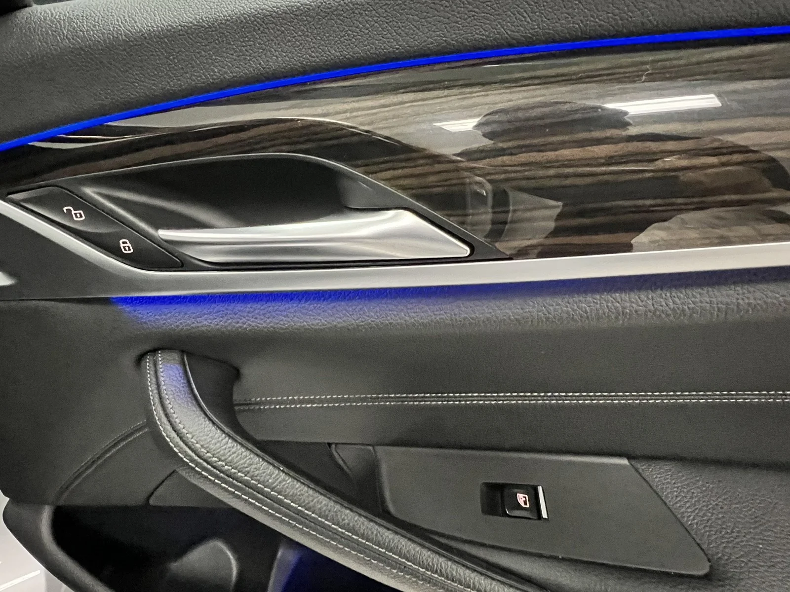 Used 2019 Glacier Silver Metallic BMW 530i xDrive image 39
