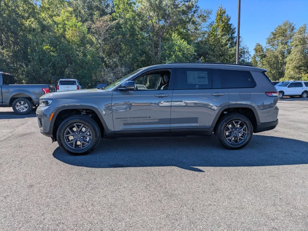 New 2027 Gray Jeep  image 7