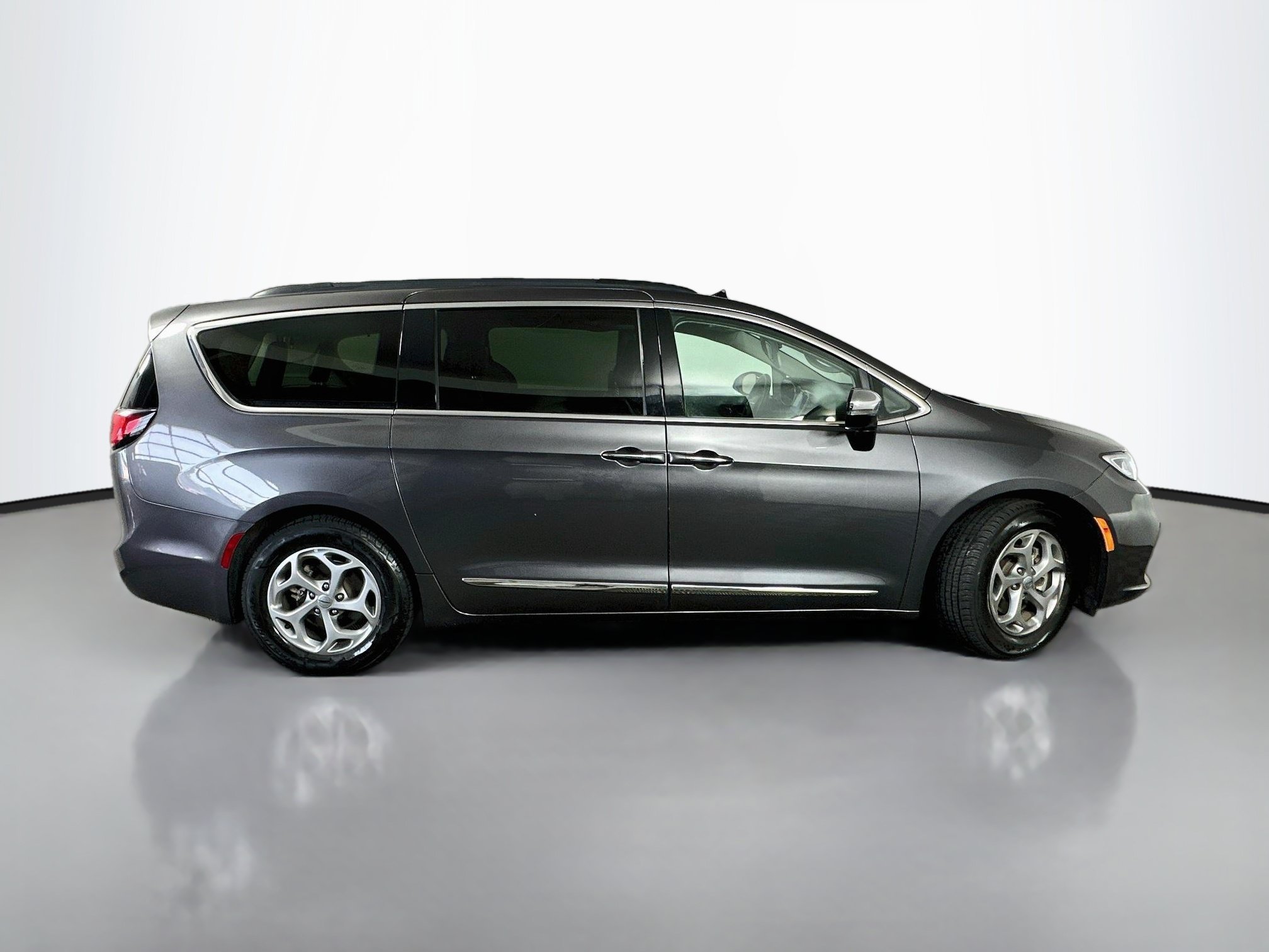 Used 2023 Granite Crystal Metallic Clearcoat Chrysler Limited image 9