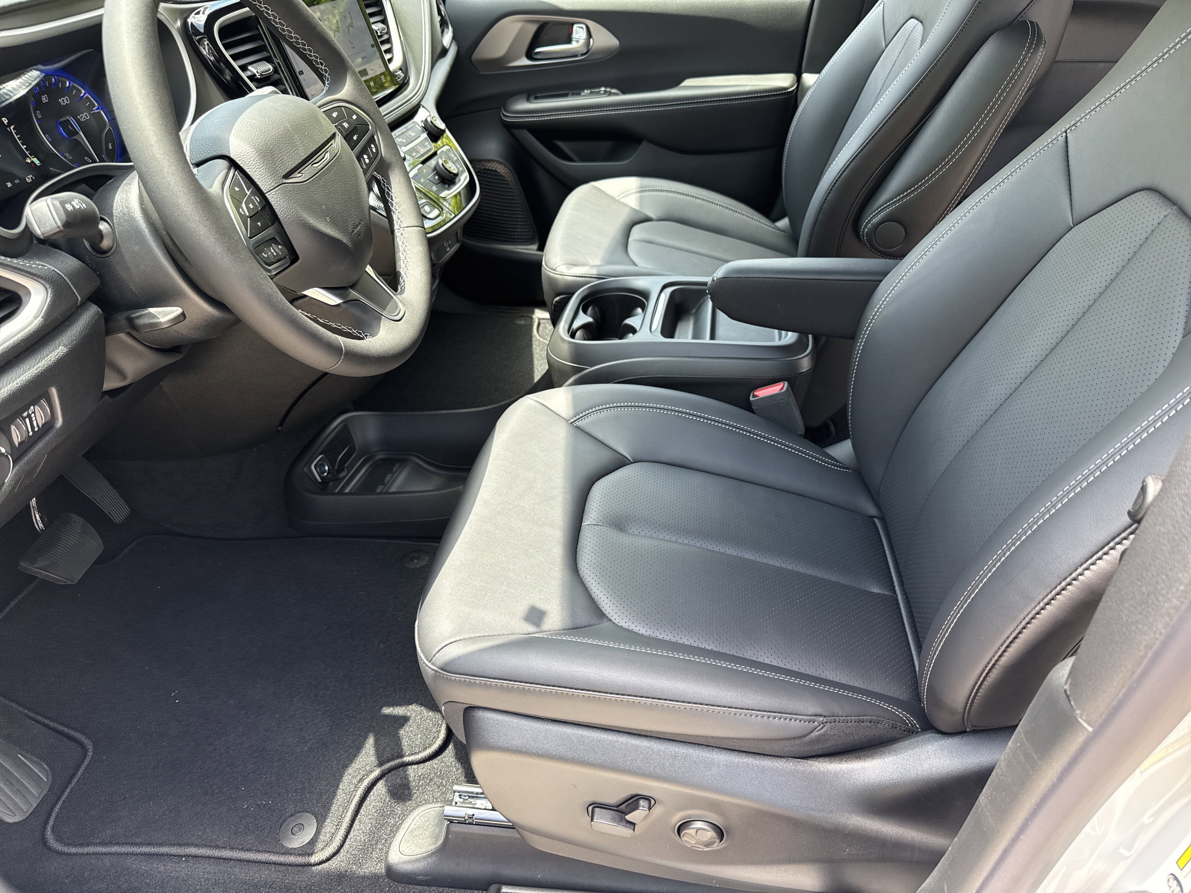 New 2027 Bright White Clear-Coat Exterior Paint Chrysler Select image 9