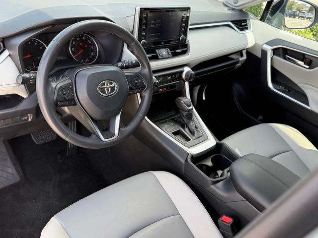 Certified Used 2019 LUNAR ROCK Toyota XLE Premium image 9