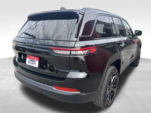 New 2026 Diamond Black Crystal Pearl-Coat Exterior Paint Jeep Limited image 5