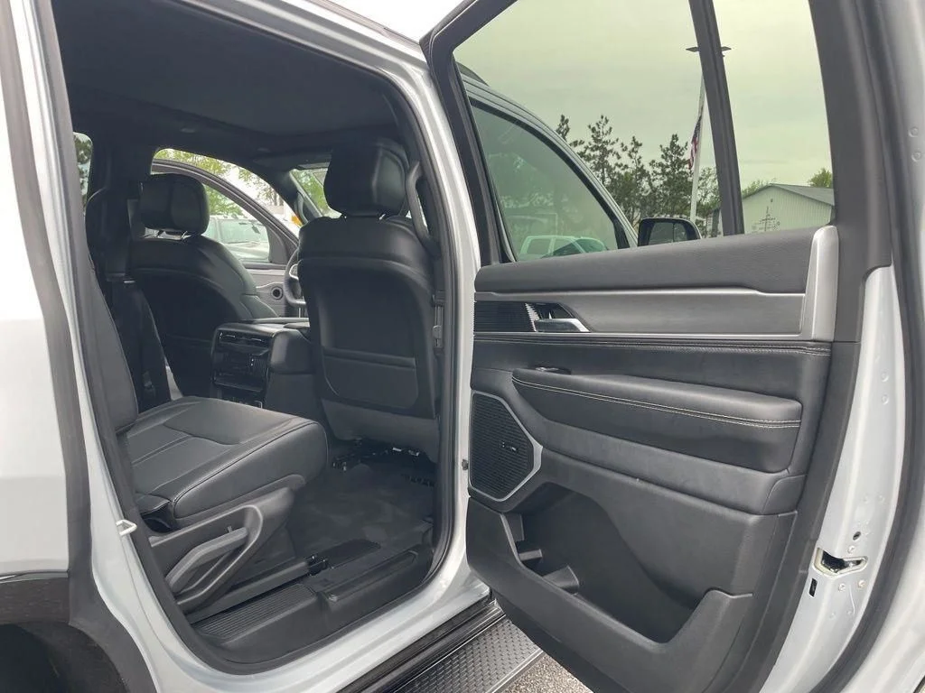 New 2026 Silver-Zynith Exterior Paint Jeep  image 39