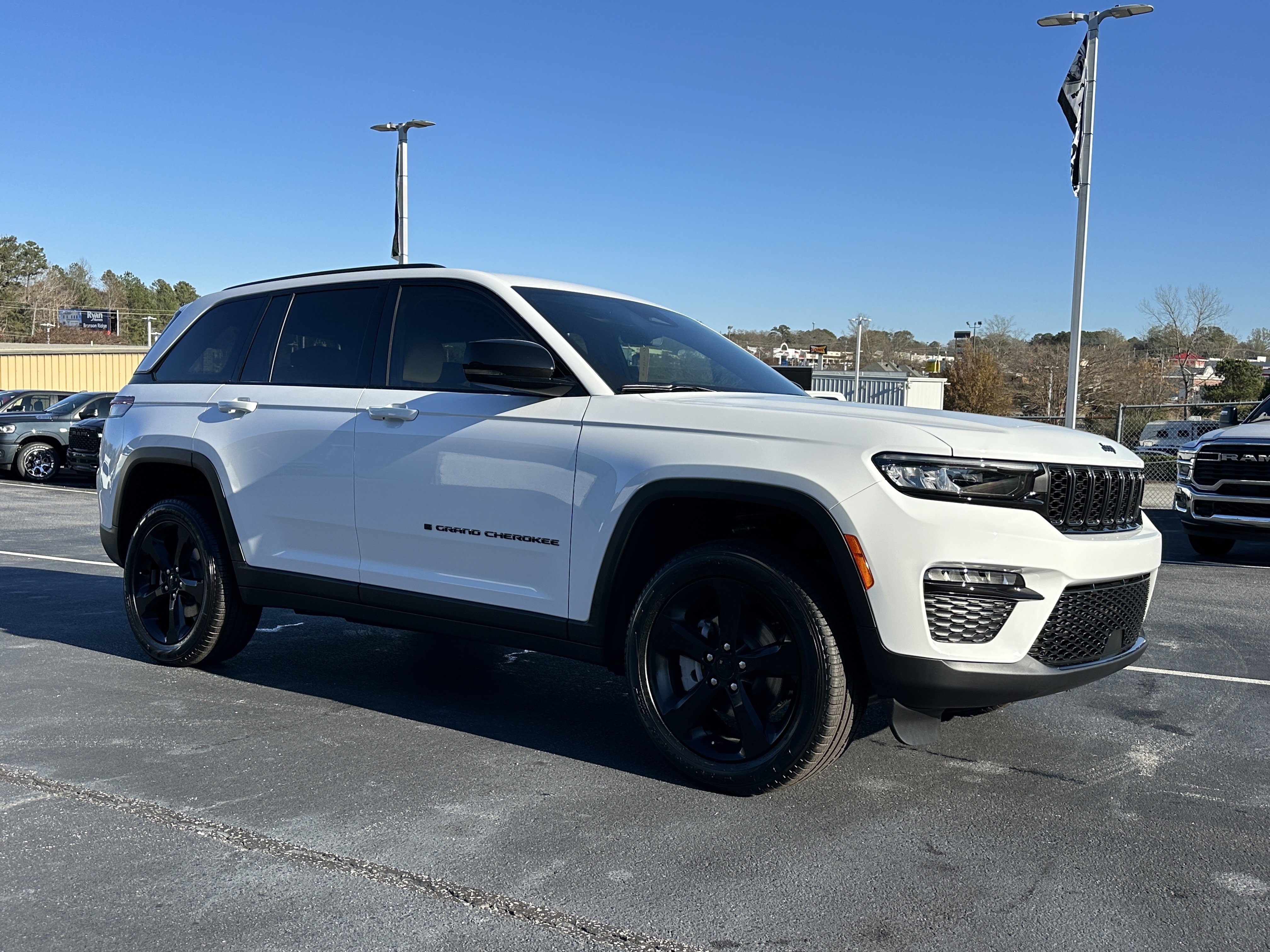 New 2025 Bright White Clear-Coat Exterior Paint Jeep Limited image 2