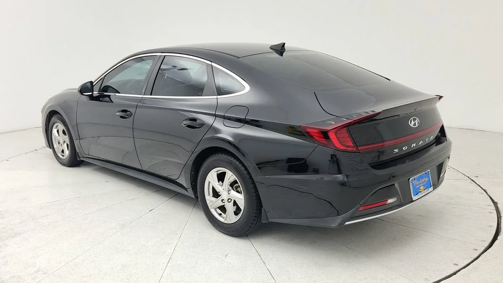 Used 2021 Black Hyundai SE image 5