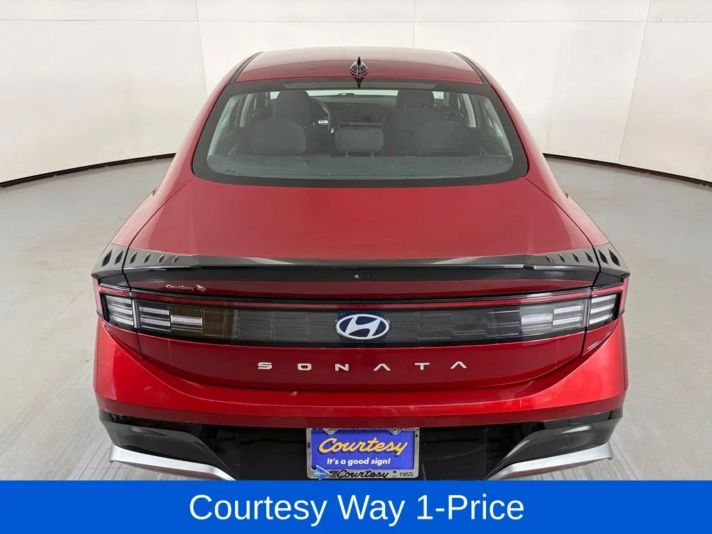 Used 2025 Red Hyundai SEL image 9