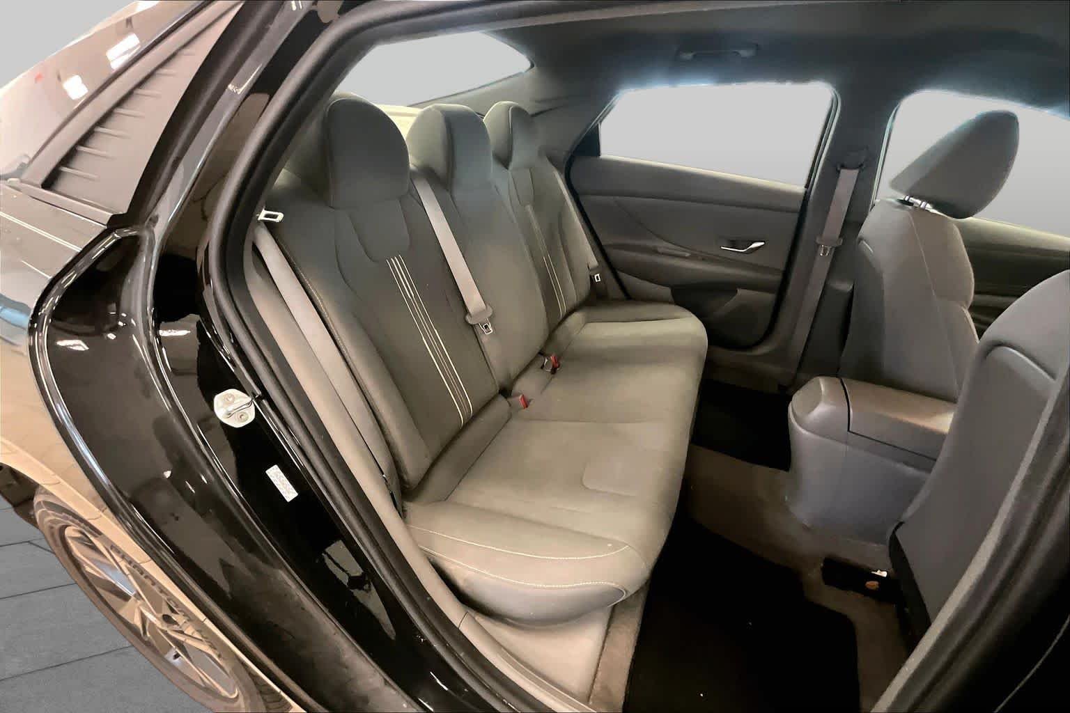 Used 2022 Phantom Black Hyundai SEL image 17
