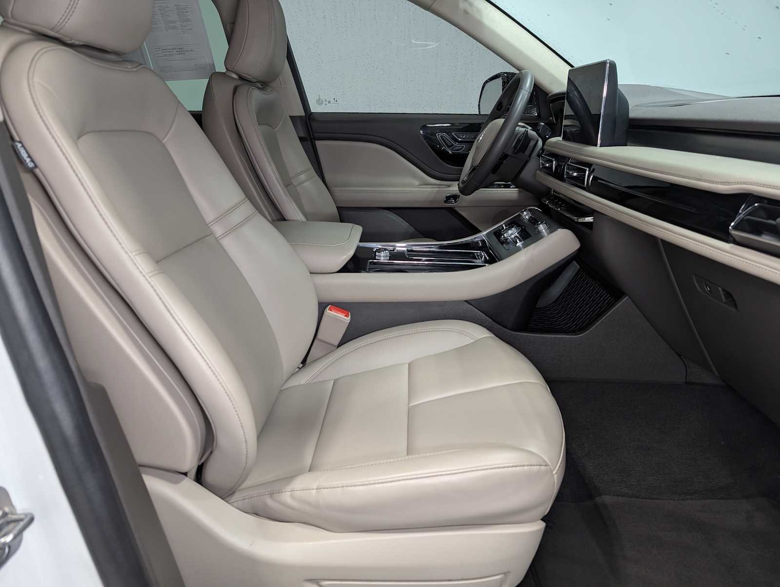 Used 2023 Pristine White Lincoln Standard image 40