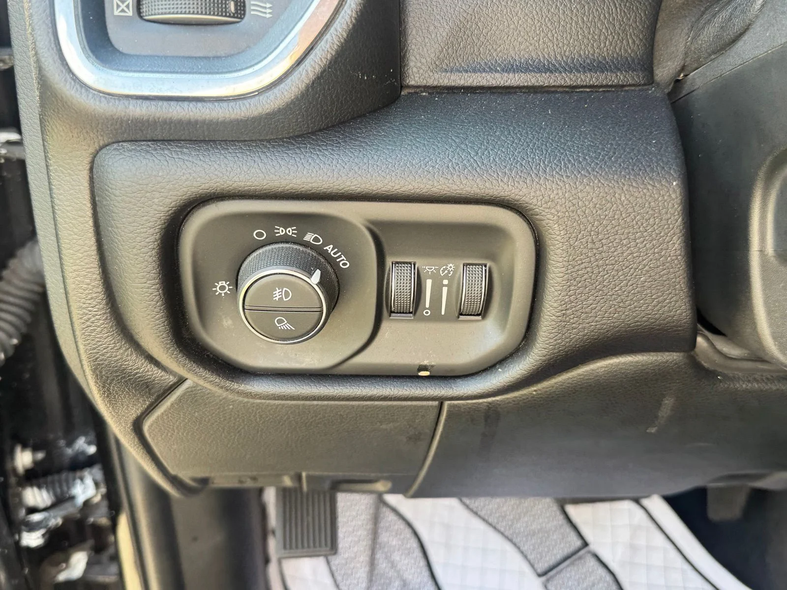 Used 2022 Black Ram Laramie image 17