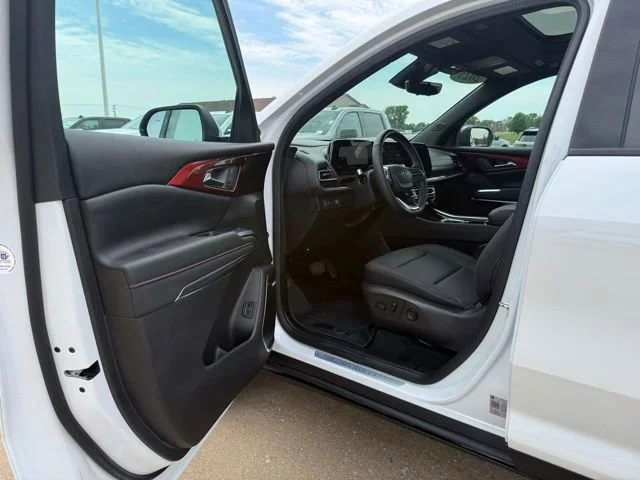 Used 2025 Iridescent Pearl Tricoat Chevrolet Z71 image 9