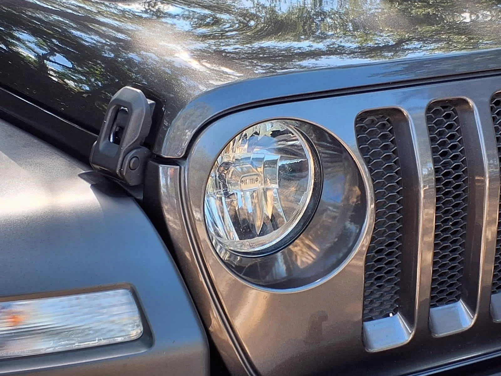 Used 2019  Jeep Sport S image 9