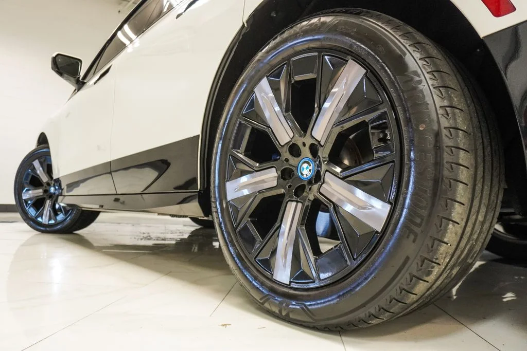 Used 2024 White BMW xDrive50 image 34