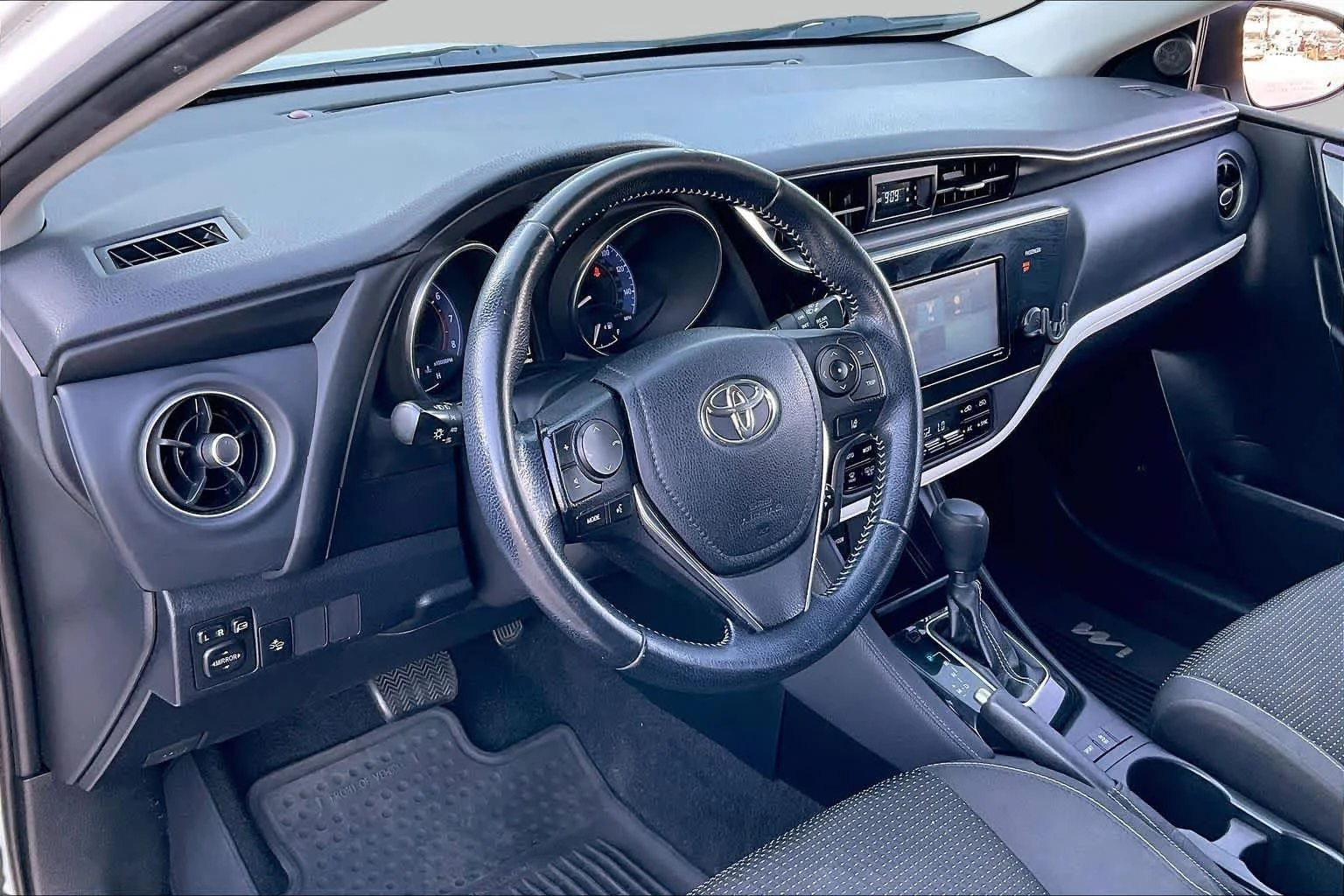 Used 2018 Blizzard Pearl Toyota  image 16