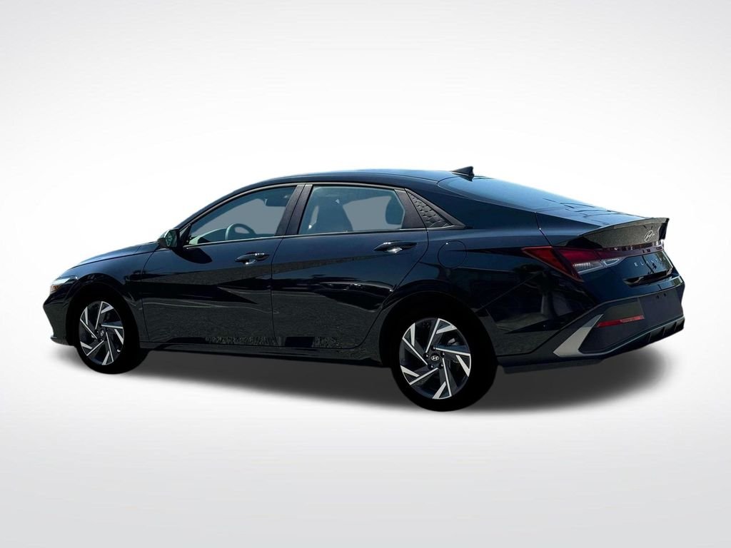 Used 2025 Black Hyundai SEL Sport image 4