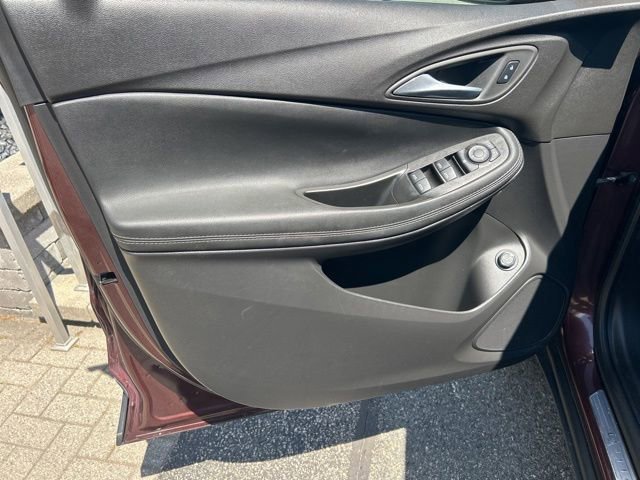 Used 2022 Rosewood Metallic Buick Select image 10