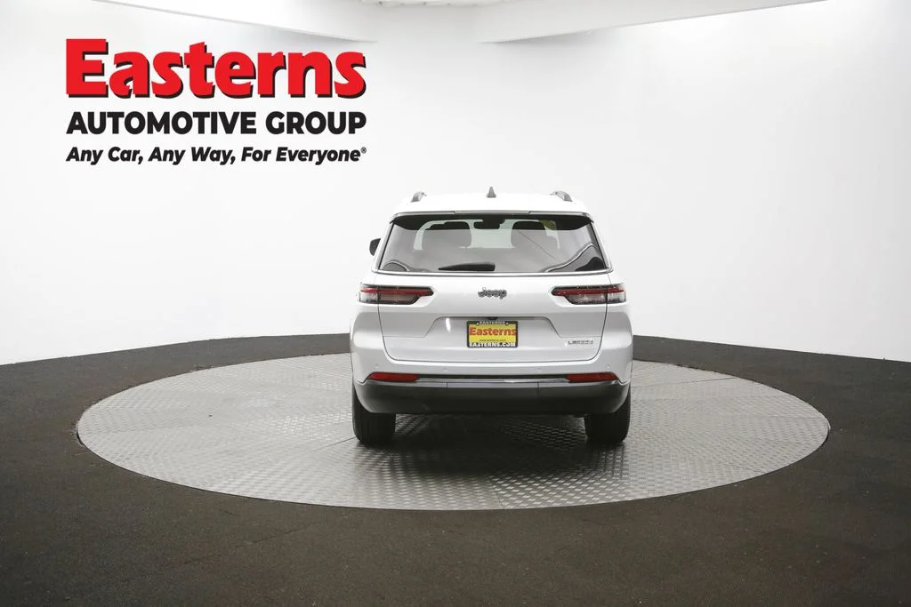 Used 2023 White Jeep Laredo image 38
