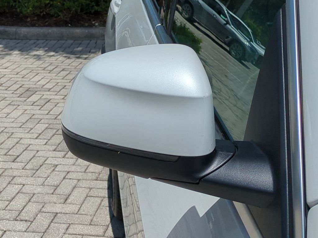 New 2026 White Metallic BMW xDrive40i image 12
