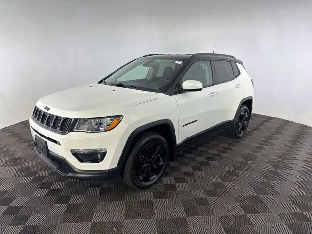 Used 2018 White Jeep Latitude image 3