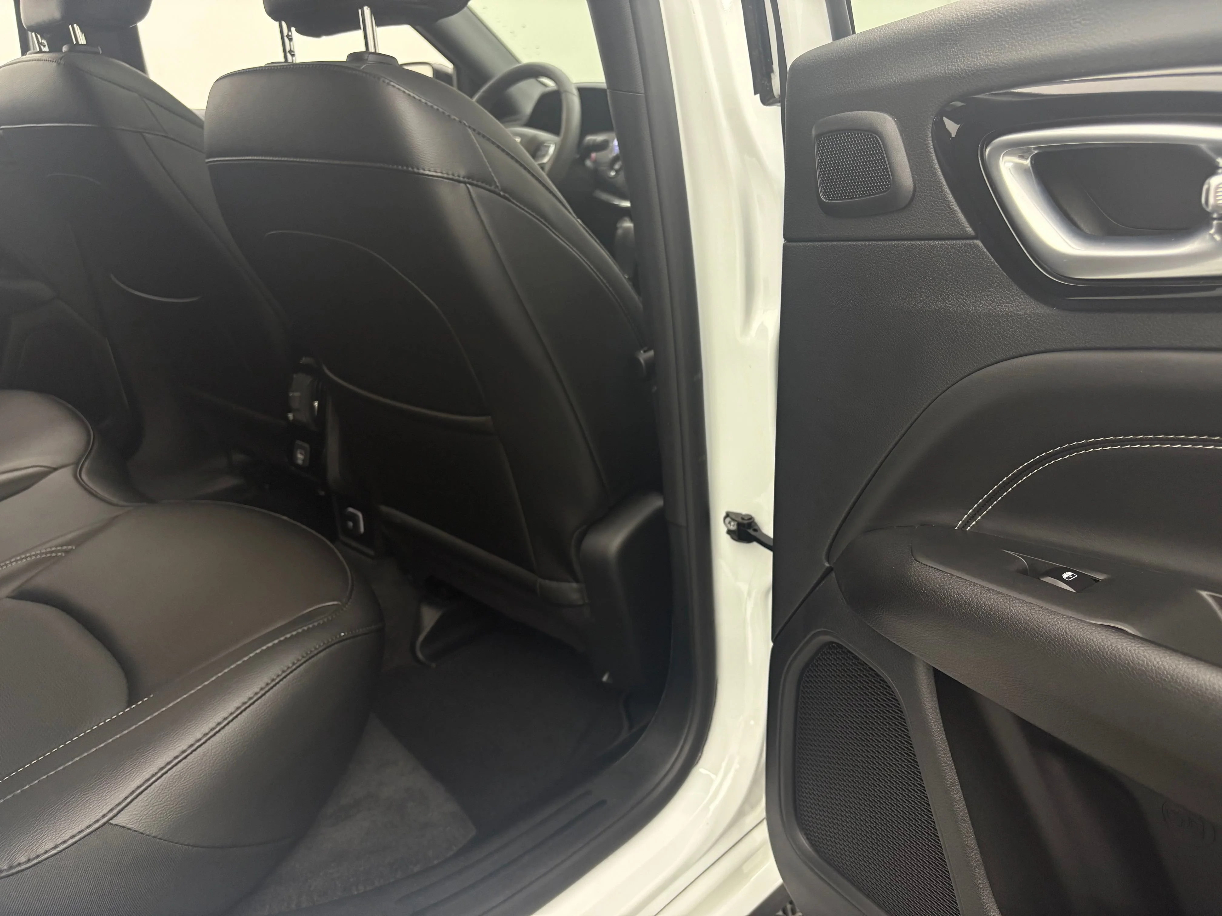 Used 2023 White Jeep High Altitude image 32