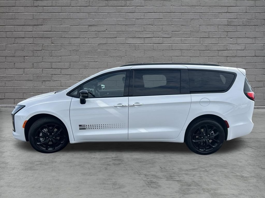 New 2027 Bright White Clear-Coat Exterior Paint Chrysler Select image 4