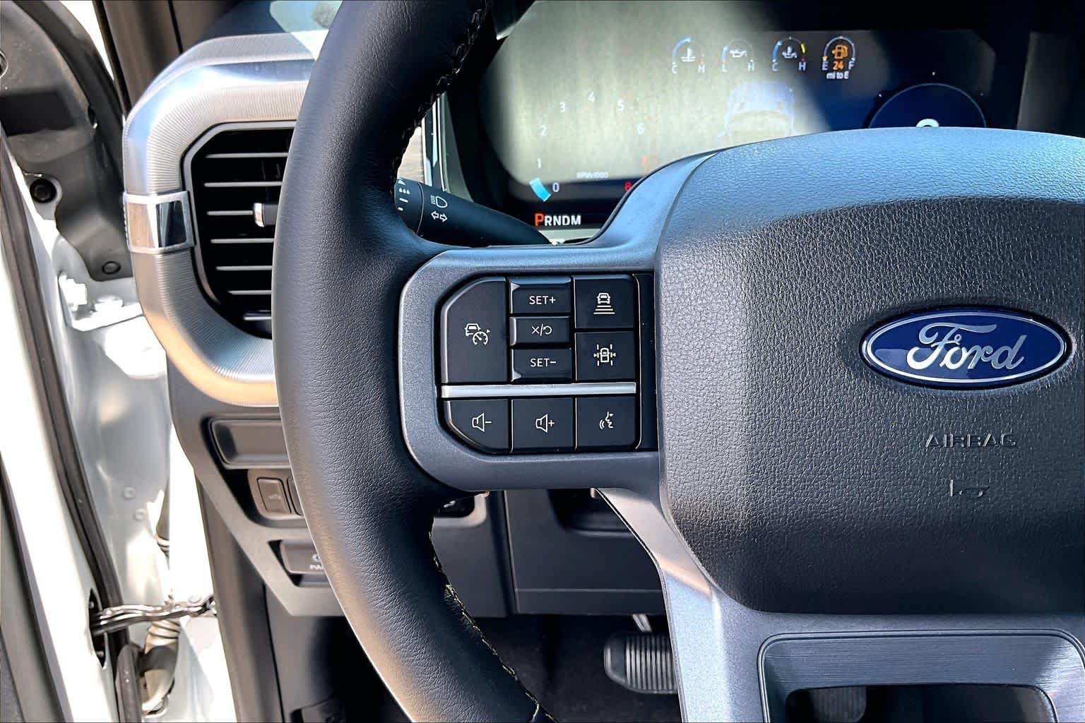 Certified Used 2025 Oxford White Clearcoat Ford LARIAT image 28