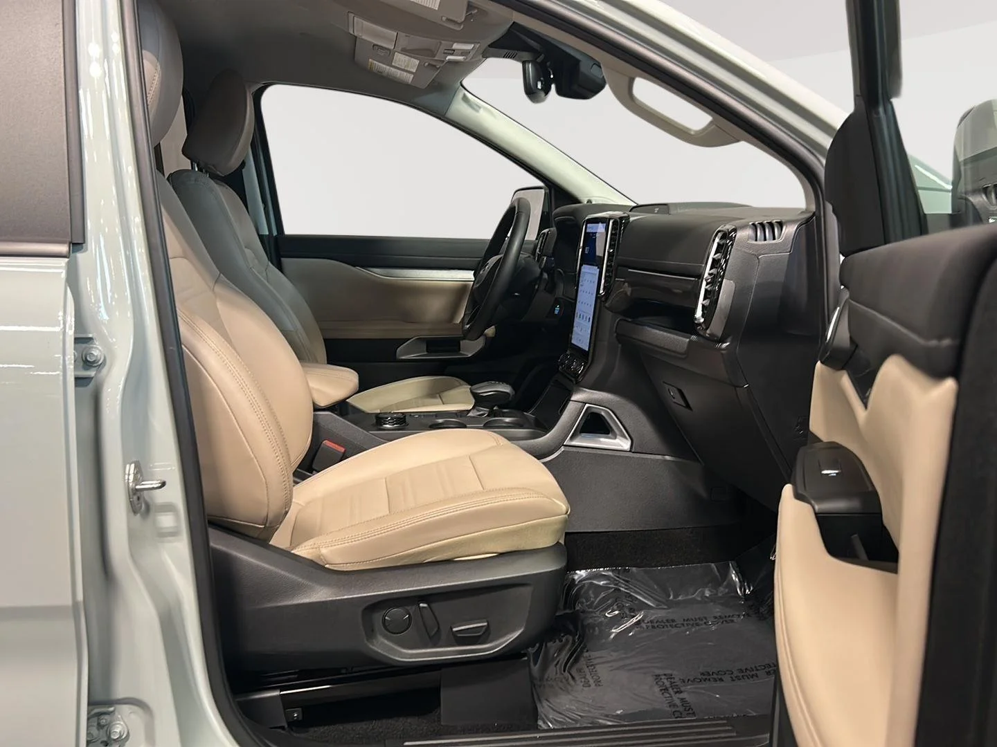 Used 2024 Cactus Gray Ford LARIAT image 15