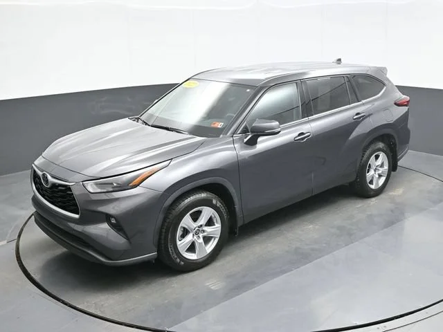2022 Toyota Highlander LE - Photo 13