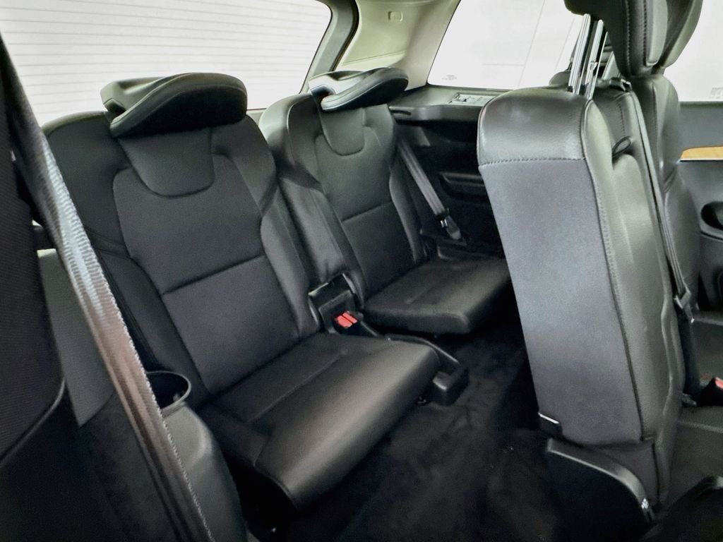 Used 2021 Onyx Black Metallic Volvo T6 Momentum image 36