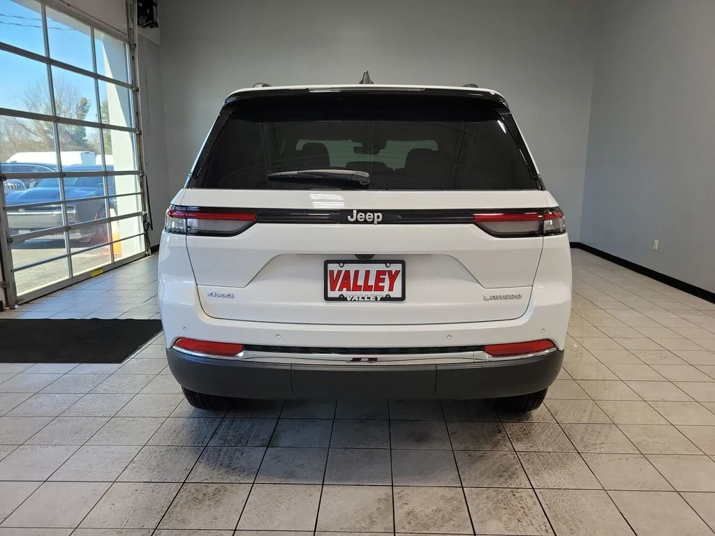 New 2026 Bright White Clear-Coat Exterior Paint Jeep Laredo X image 5